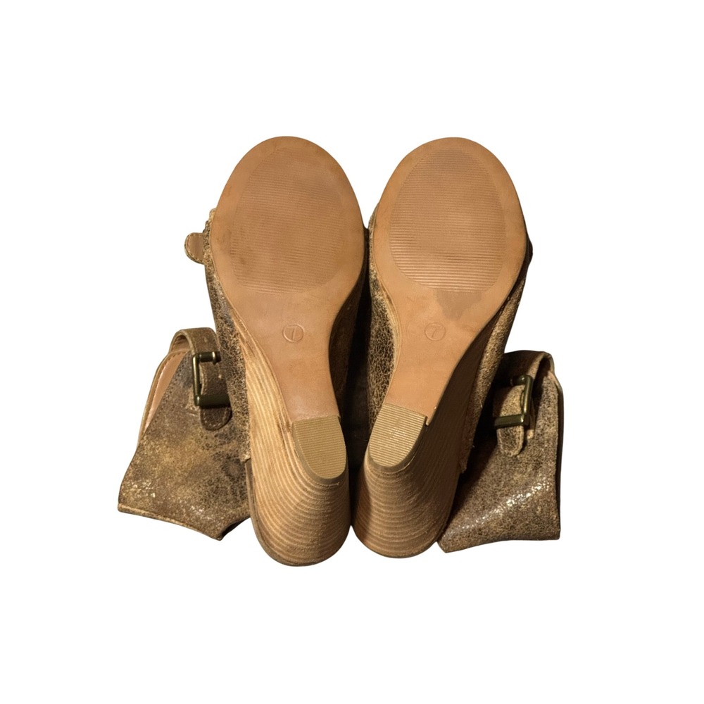NWOT Diba True Invited Distressed Gold Leather Buckle Wedge Sandals W7 Brown - Picture 8 of 8